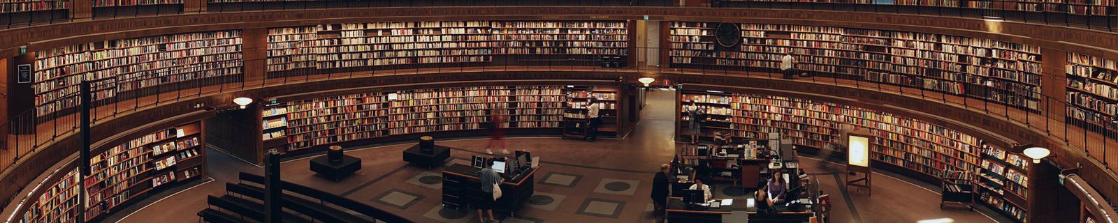 Rotundan i Stockholms stadsbibliotek, bokhyllor i tre våningar runt hela rummet